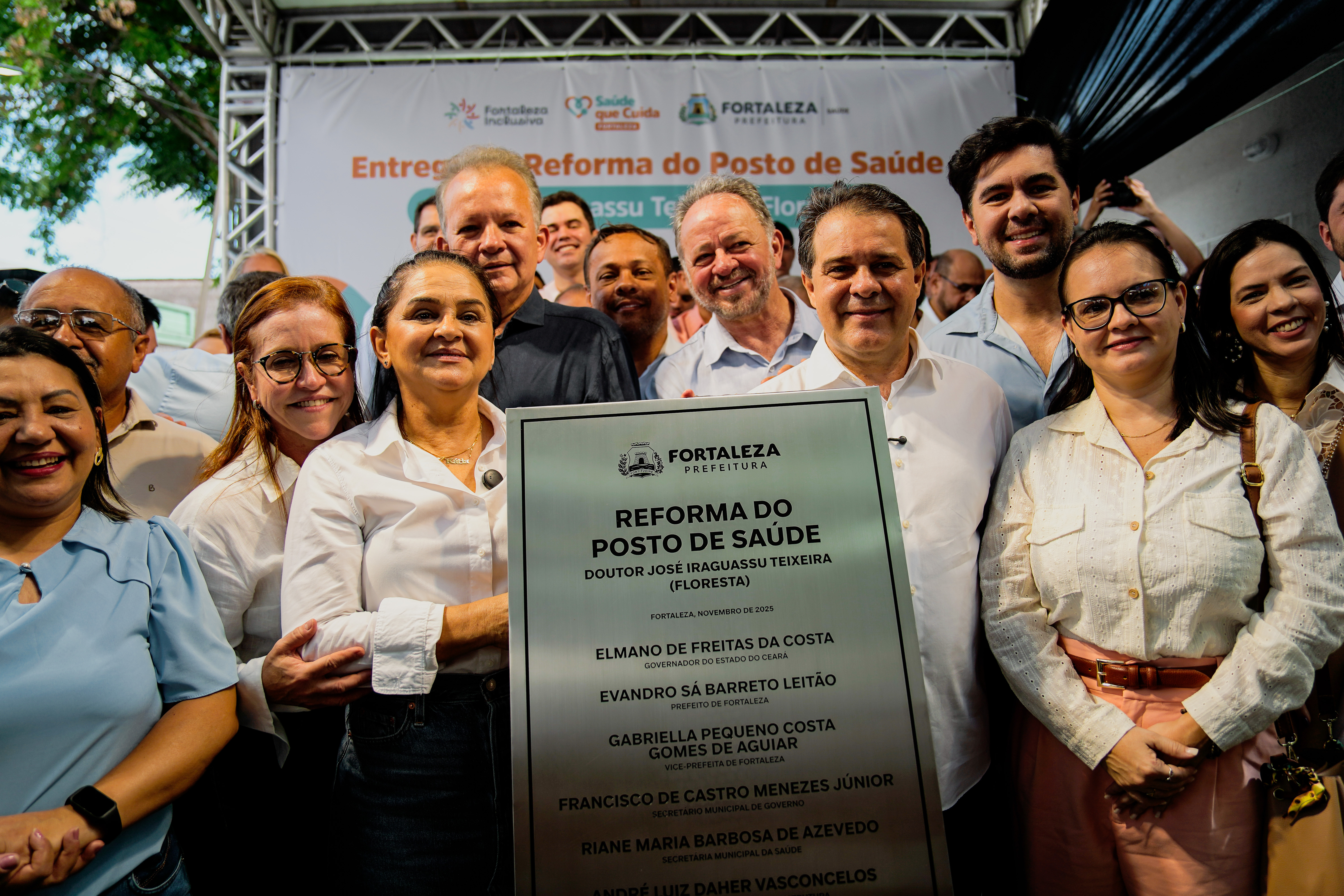 grupo de pessoas posa para a foto